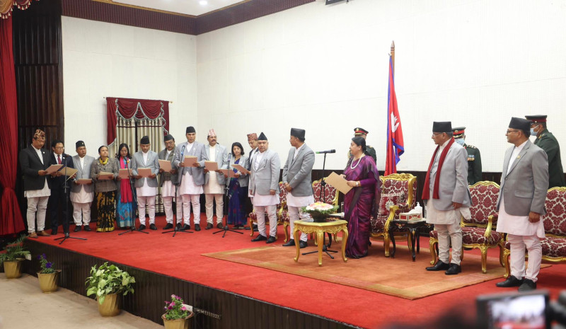 तस्वीरमा हेर्नुस् नयाँ मन्त्री र राज्यमन्त्रीहरूको शपथ 